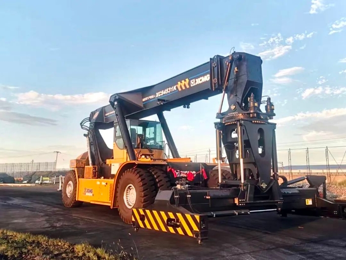 以质提速！徐工倾斜吊具正面吊分钟级响应保障运输安全畅通